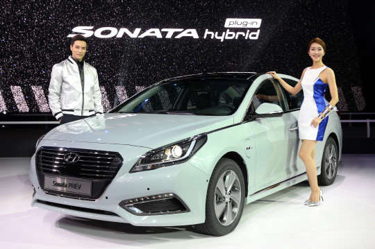 현대자동차는 2일 일산 킨텍스에서 열린 2015 서울모터쇼 프레스데이에서 국산차 업체 최초로 독자 기술 개발에 성공한 '쏘나타 플러그인 하이브리드를 공개했다. <현대자동차 제공>